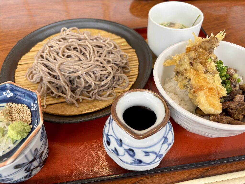 牛すじと舞茸天のミニ丼とお蕎麦のセット