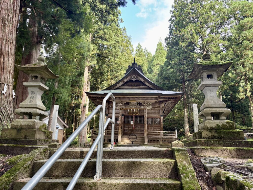 石段から見る社殿