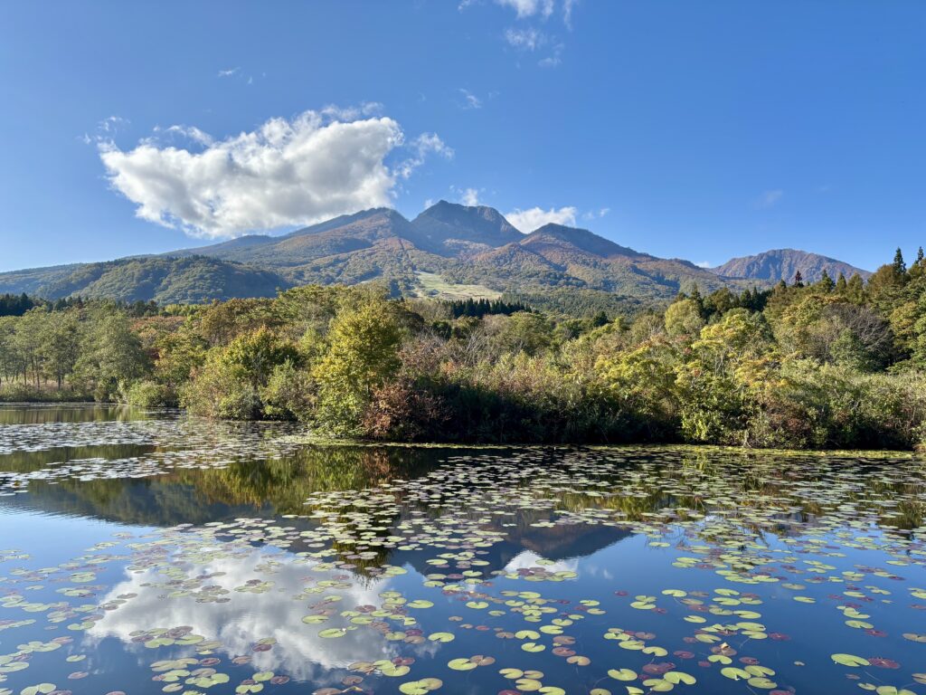 妙高市【いもり池】水鏡に映る逆さ妙高の絶景が広がる