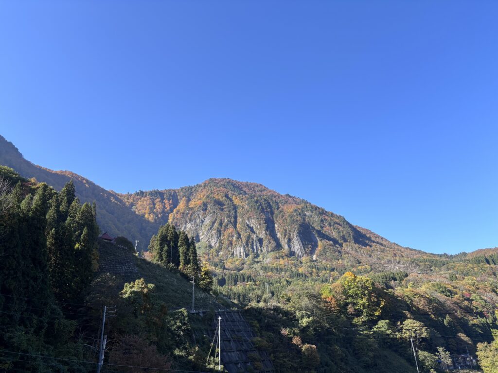 離れて見る布岩山の柱状節理
