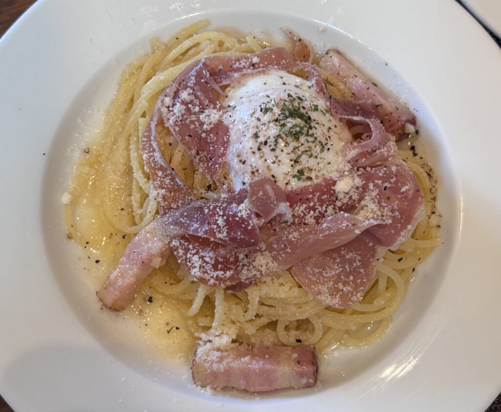 生ハムと温玉のペペロンチーノ