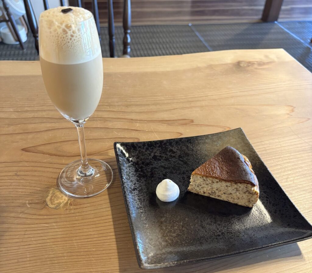 カフェ・シェカラートと紅茶のバスクチーズケーキ