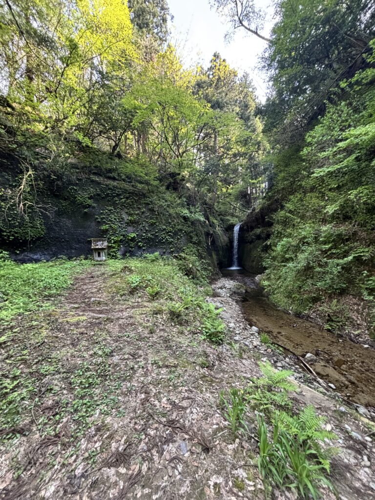 祠と桃川のおたきさま