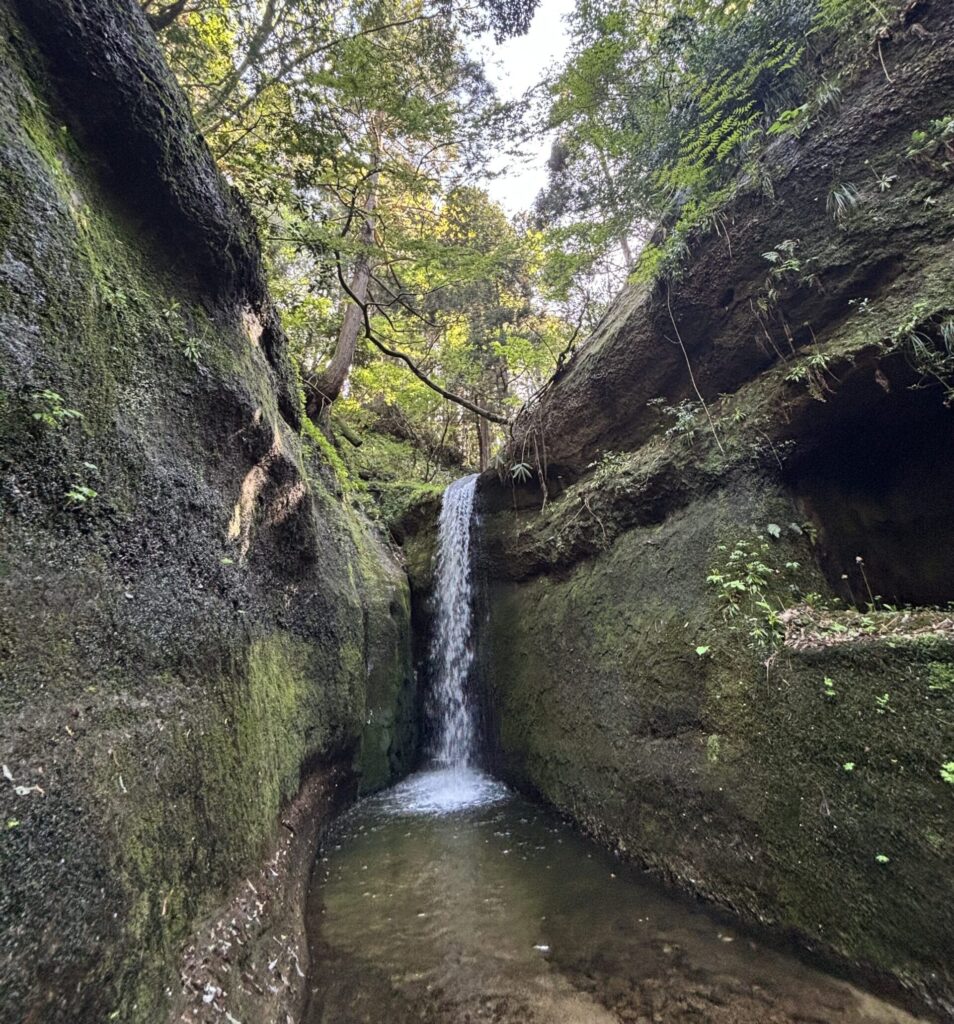 村上市【桃川のおたきさま】岩壁の窪みから流れ落ちる滝