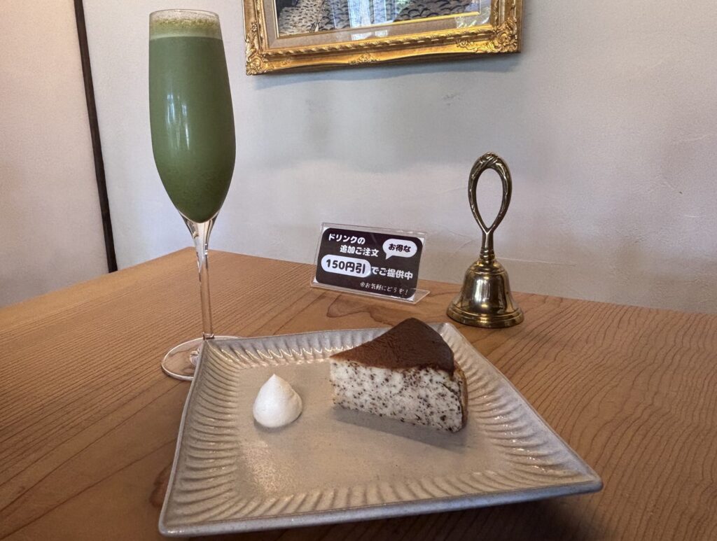 抹茶シェカラートと紅茶のバスクチーズケーキ