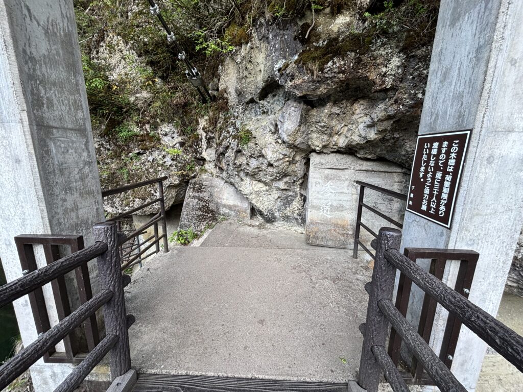 吊り橋の端