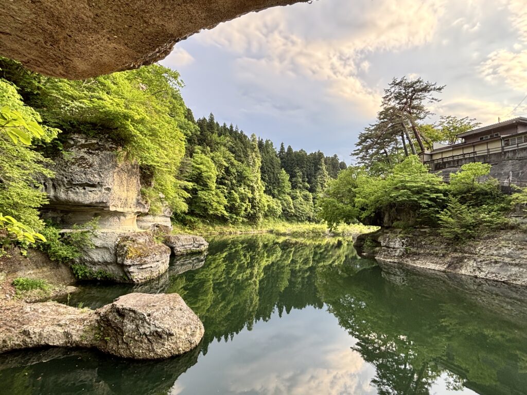吊り橋の向こう側から見る景色