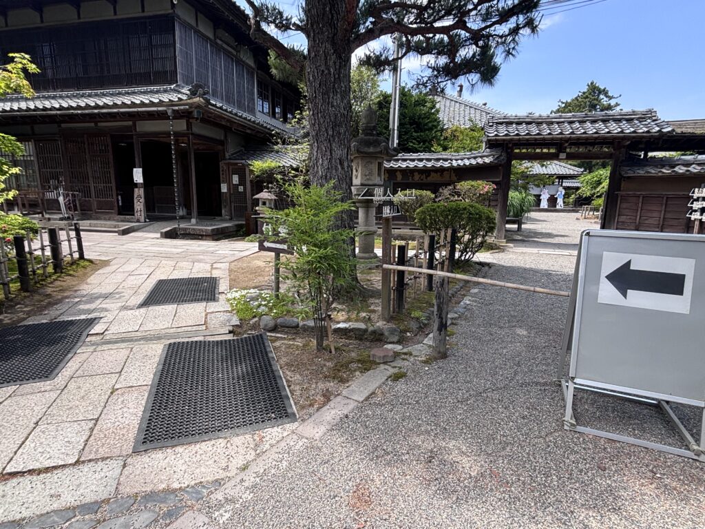 正門受付までの道