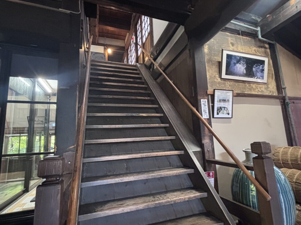主屋の階段