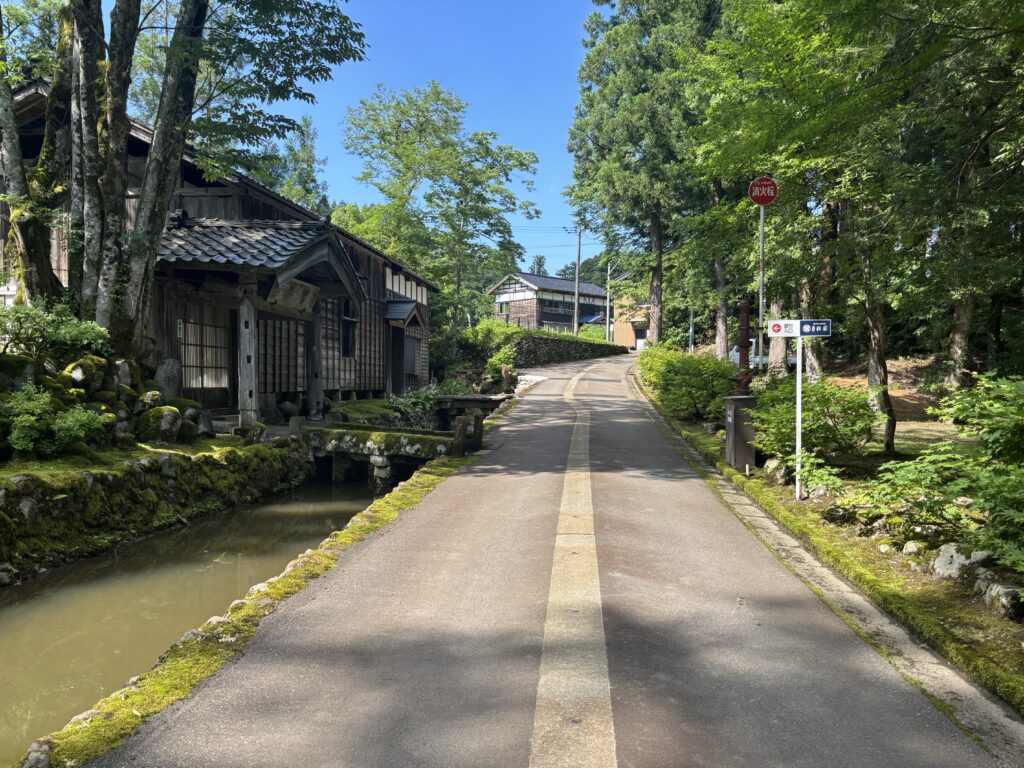 駐車場から入口までの道