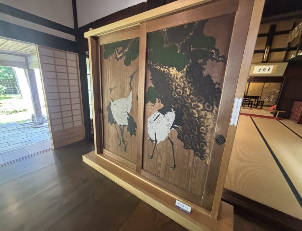 鶴が描かれた戸