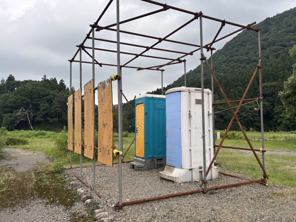 仮設トイレ