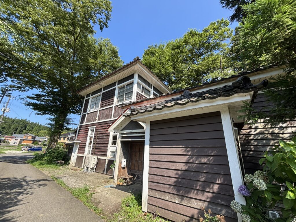 横から見た店舗