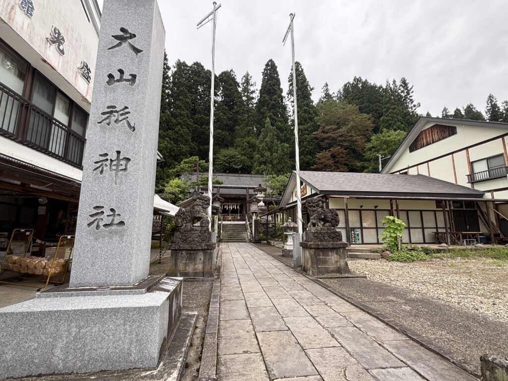 遥拝殿参拝路入口