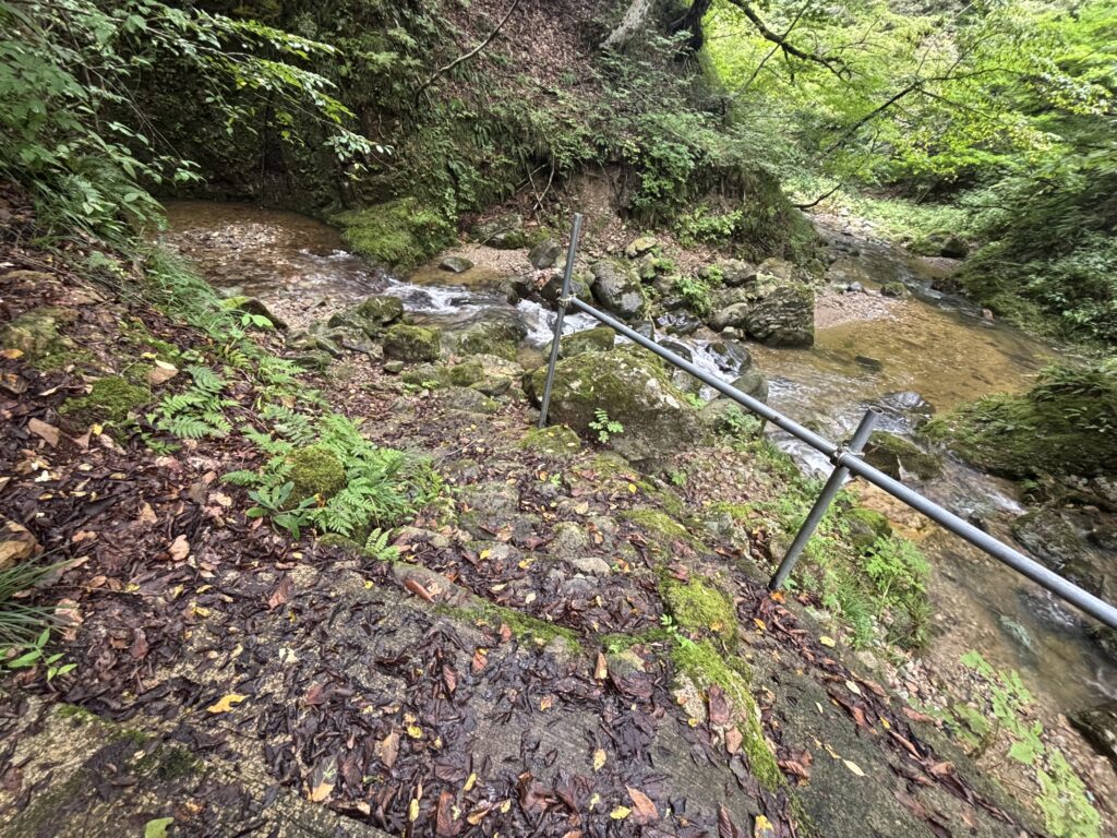 不動滝に近づく石段