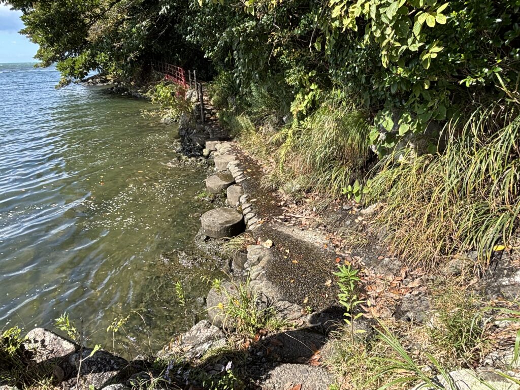 柵のない参拝路